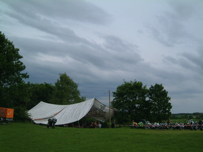 Zelt, Motorräder, Wolkenhimmel, Wiese