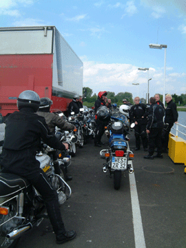 einige Biker mit Bikes auf der Fähre